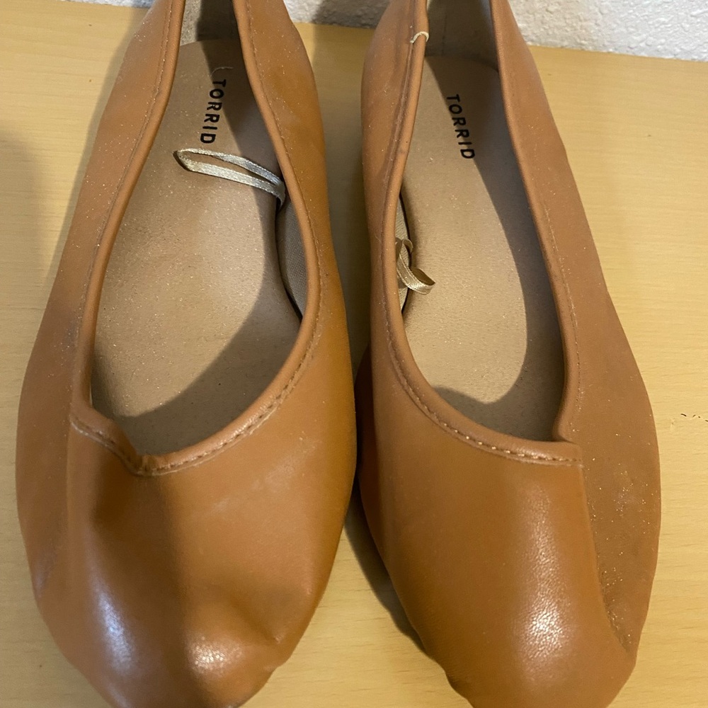 Torrid Women’s Ballet Flats Comfort Shoes Camel Faux Leather Slip Ons Size 8 - Picture 3 of 7